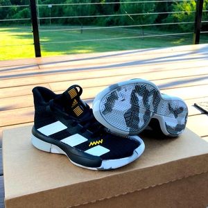 Adidas size 12k Black gray white yellow